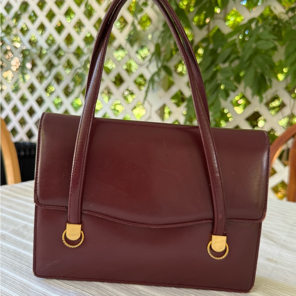 Gucci Brown Shoulder Bag with Structured Design and Gold Hardware